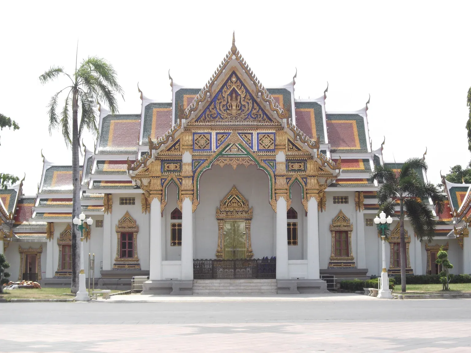 พระอุโบสถวัดพระศรีมหาธาตุ บางเขน ด้านหน้า หน้าบันสีทองและเสาสีขาว