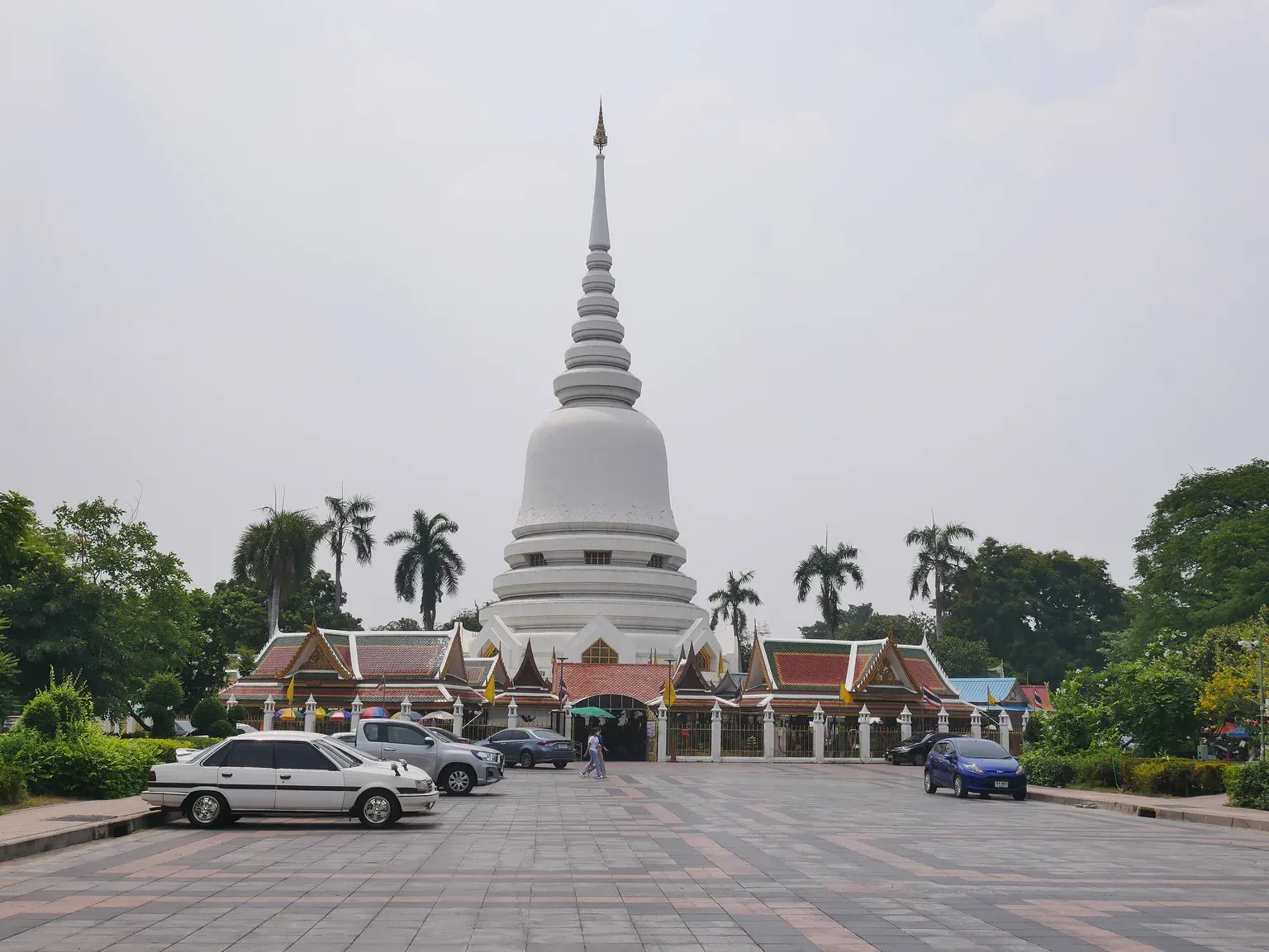 พระเจดีย์ศรีมหาธาตุทรงระฆังสีขาว มีวิหารคดหลังคากระเบื้องล้อมรอบ วัดพระศรีมหาธาตุ บางเขน