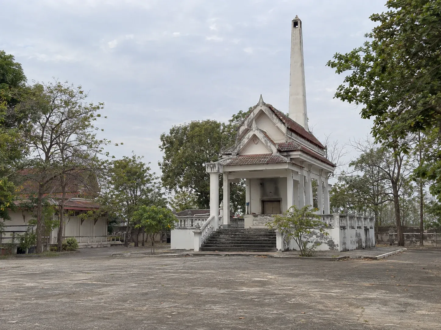 เมรุวัดไทยหลังคาทรงไทยและปล่องสูง มองจากลานวัดในตอนเย็น ไม่มีผู้คน