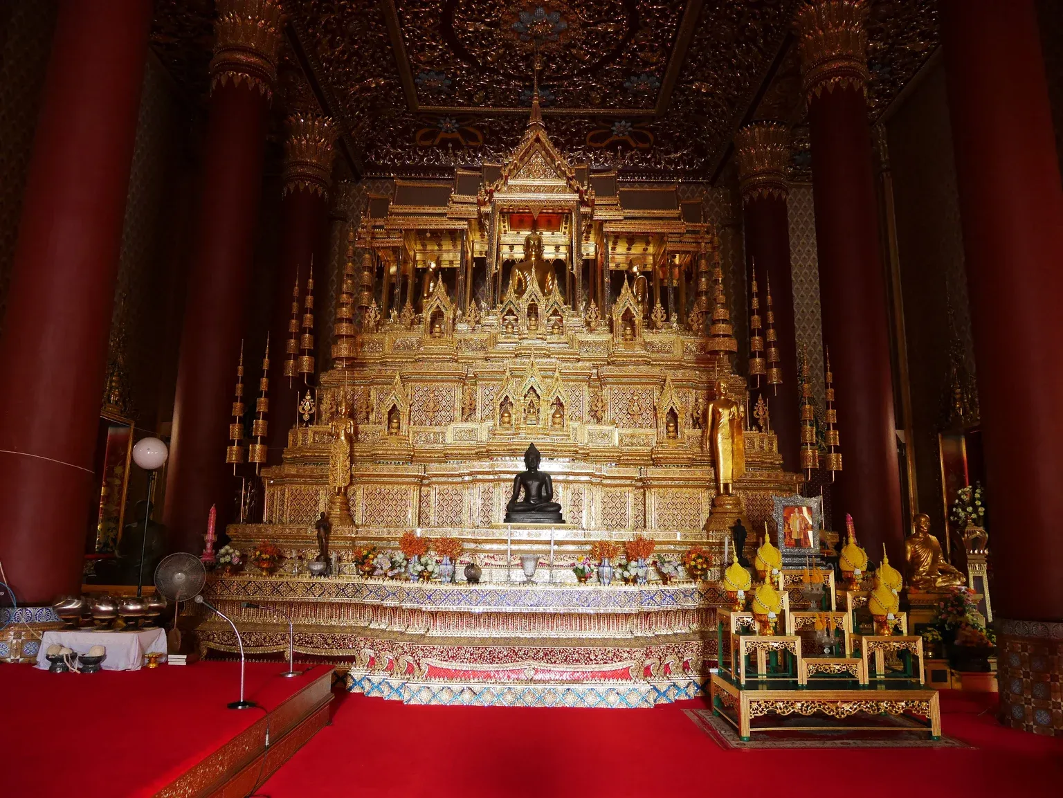 ภายในพระอุโบสถวัดเทพศิรินทราวาส พระประธานปางสมาธิอยู่ในปราสาทจตุรมุขสีทองบนฐานชุกชีสูงหลายชั้น